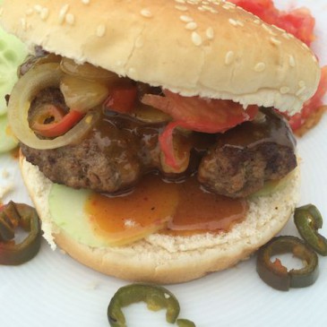 American burger met ui, jalapeno en Hot Magic Mustard South Carolina Sauce