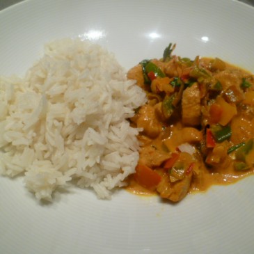 Hete (kip) curry met chilipepers en paprika’s