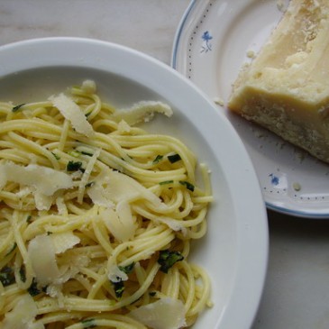 Spaghetti met look, olijfolie en chilis (Aglio, Olio e Peperoncini)